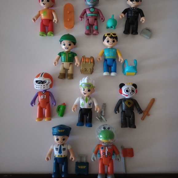 Ryan's World Deluxe Action Figures complete & collector's guide - Picture 4 of 8